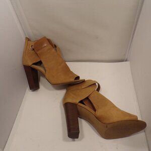 Vince Camuto heels size 10